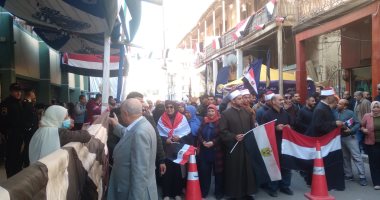 إقبال كبير من الناخبين على لجنة مدرسة فاطمة الزهراء بالإسماعيلية.. صور