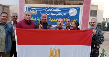 الناخبون فى لجان المغتربين بالحوامدية يرفعون علم مصر خلال الإدلاء بأصواتهم