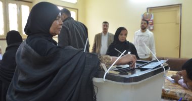 سيدات الأقصر يتوافدون على لجان الانتخابات الرئاسية بعلم مصر.. فيديو وصور