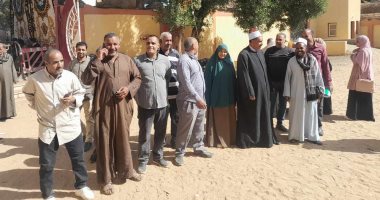 أهالي قرية ترعة الشيخ ناصر بالأقصر يصطفون بكثافة أمام لجان الاقتراع للإدلاء بأصواتهم
