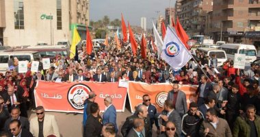 رئيس جامعة طنطا يتقدم مسيرة بمشاركة آلاف من طلاب الجامعة للمشاركة بالانتخابات