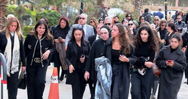 أشرف زكي وخالد جلال وإيهاب فهمي في جنازة زوج الدكتورة إيناس عبد الدايم