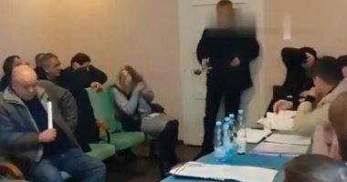 مسئول يفجر 3 قنابل يدوية خلال اجتماع للمجلس المحلى فى بلدة أوكرانية.. فيديو