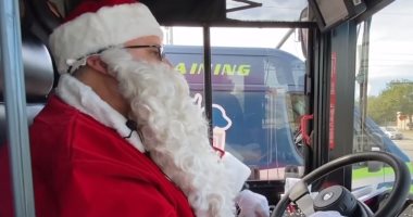 استغنى عن العربية والغزلان.. سانتا يقود حافلة فى فلوريدا لنشر بهجة الكريسماس