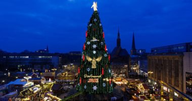 أطول أشجار عيد الميلاد تجذب الألمان.. وإقبال كثيف من المواطنين على شراء الهدايا