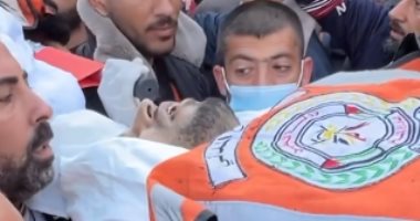 الدفاع المدني الفلسطيني يودع شهداءه نتيجة القصف الإسرائيلي.. فيديو