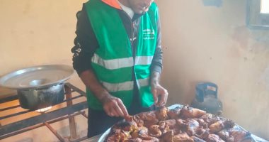 متطوعون بشمال سيناء يجهزون وجبات على الطريقة السيناوية لمصابى غزة.. صور