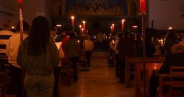 الكنيسة الأسقفية تحتفل بترانيم الميلاد على أضواء الشموع