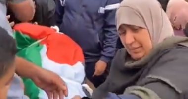 والدة شهيد فلسطيني تودعه بتلميع حذائه بعد القصف الإسرائيلي.. فيديو وصور