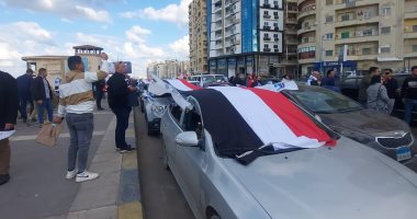 مسيرة بالسيارات على كوبرى استنالى احتفالا بفوز الرئيس السيسي.. فيديو وصور