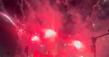 الألعاب النارية تضيء سماء ميدان التحرير فى احتفال مواطنين بفوز الرئيس السيسى.. فيديو