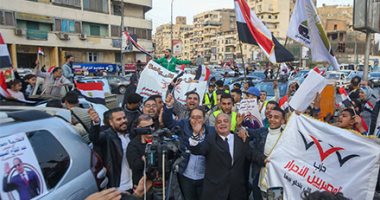 المصريون يشعلون الاحتفالات بعد فوز الرئيس بمصر الجديدة 