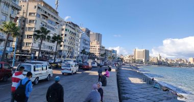 شاهد.. مواطنون يستمتعون بطقس الإسكندرية على الكورنيش قبل بداية الشتاء