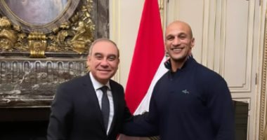 سفير مصر فى باريس يستقبل كرم جابر بطل المصارعة