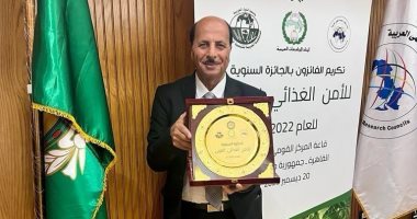رئيس برنامج تطوير الأرز يفوز بالمركز الأول لجائزة الأمن الغذائى العربى 