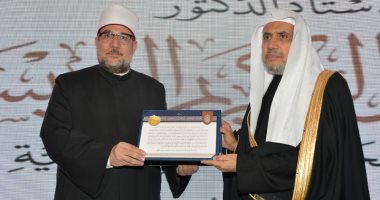 أمين عام رابطة العالم الإسلامى يمنح وسام الرابطة من درجة كبار القيادات الدينية لوزير الأوقاف