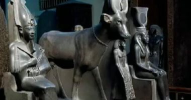 شاهد تمثال من حجر الشست الرمادى للإلهة حتحور