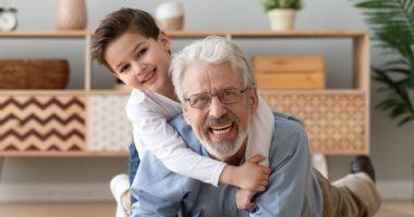 يوم الأجداد.. كيف يساعد الجد فى تنمية شخصية حفيده؟