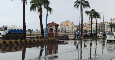 أمطار غزيرة وانخفاض درجات الحرارة أول أيام الشتاء على الإسكندرية.. لايف
