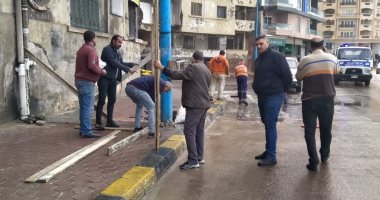 انهيار أجزاء من عقار على كورنيش الإسكندرية بسبب الأمطار.. صور