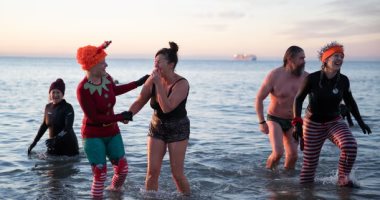 جارديان: مياه المجارى تعرقل خطط السباحين للاحتفال بالكريسماس فى بريطانيا