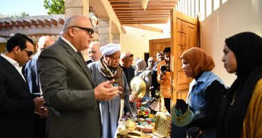 محافظ قنا يشهد افتتاح معرض "أيادي مصر" للحرف اليدوية والتراثية بمعبد دندرة