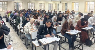 انطلاق امتحانات نهاية الفصل الدراسى بكلية التجارة جامعة القاهرة.. صور
