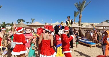 سياح العالم يحتفلون بالكريسماس على شواطئ البحر الأحمر ..صور وفيديو