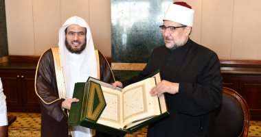 إمام الحرم النبوى الشريف يهدى وزير الأوقاف نسخة من كتاب الله