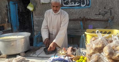 أكلة الشتاء لزوار مسجد القنائى.. هاشم يبيع الفول النابت منذ 25 عاما بقنا.. صور