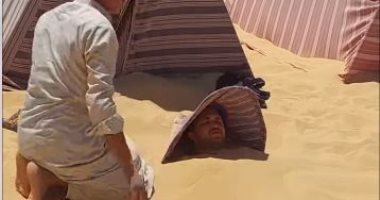 مساج بالتعابين ودفن فى الرمال الساخنة.. أغرب طرق علاج عند المصريين "فيديو"