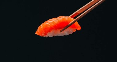مطعم يابانى يصنع أصغر سوشى حول العالم.. فى حجم حبة أرز