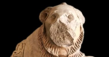 تمثال الأسد الرابض المصنوع من الحجر الجيرى بالمتحف المصري.. صورة