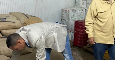 ضبط طن زبيب ومشمشية مجهولة المصدر داخل مصنع مواد غذائية ببرج العرب
