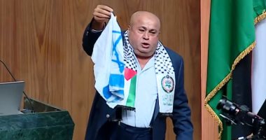 نائب بالبرلمان العربى يحرق علم الكيان الإسرائيلى تضامنا مع غزة.. صور