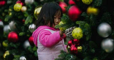 الصين تكتسى بالزينة وهدايا أعياد الميلاد استعدادا للعام الجديد