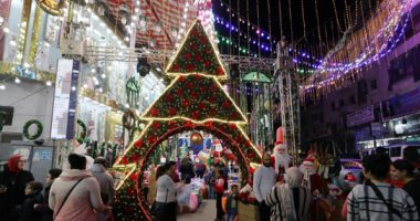 القاهرة تتزين بألوان وهدايا الكريسماس   