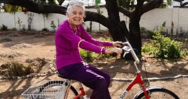 عمرها 103 عام .. طبيبة تقود دراجة وتكشف سر الحفاظ على صحتها