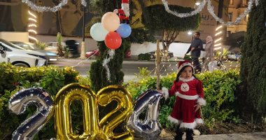 صورة اليوم.. طفلة تحتفل بالعام الجديد 2024 بزي بابا نويل على كورنيش الأقصر