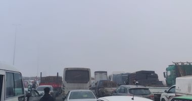 غلق طريق الإسماعيلية - القاهرة من الاتجاهين بسبب الشبورة الكثيفة.. صور