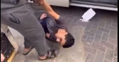 طفل فلسطينى يتحامل على نفسه ويرفض إسعافه لتوفير العلاج لآخر مصاب.. فيديو