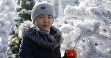 احتفالات على الجليد.. قيرغيزستان تتحدى الطقس برسم البهجة على وجوه الأطفال