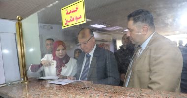 محافظ القاهرة يفاجئ مركز خدمة المواطنين بالزيتون ويوجه بسرعة فحص المشاكل