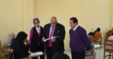 رئيس جامعة الأقصر يتفقد لجان امتحانات الترم الأول بكلية السياحة والفنادق.. صور