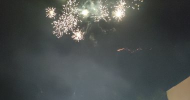 الألعاب النارية تضيء سماء الإسكندرية احتفالا بالعام الجديد.. صور