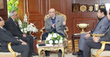 محافظ بنى سويف يلتقى رئيس قصور الثقافة ويناقش الموقف التنفيذى لعدة مشروعات