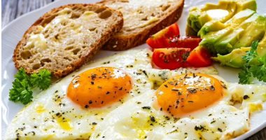 استشاري تغذية: تناول البروتين بوجبة الإفطار يفرز هرمون الشبع لمدة طويلة