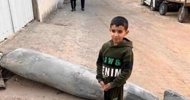 أطفال رمز الشجاعة.. طفل فلسطينى يلتقط صورة بجوار صاروخ إسرائيلي 