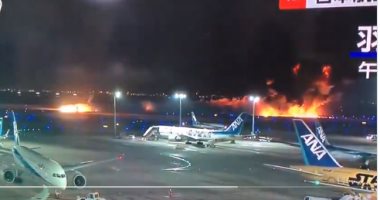 تفاصيل اندلاع النيران فى طائرة على مدرج مطار هانيدا بطوكيو.. فيديو