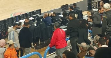 عمرو زهران يؤازر منتخب السلة رغم الإصابة بالصليبى.. صور